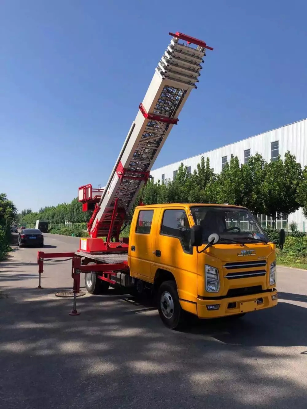 东至县附近的云梯车出租服务：轻松解决高空作业需求