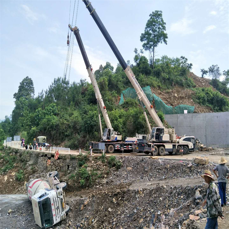 东至县汽车掉沟里叫吊车救援要多少钱